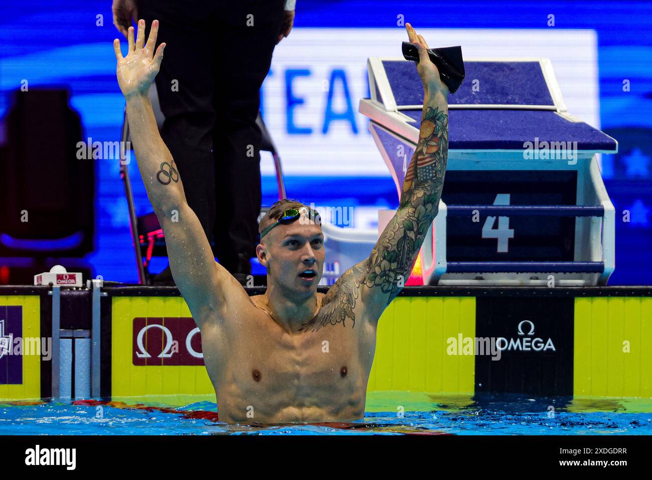 22. Juni 2024, Indianapolis, Indiana, USA: CAELEB DRESSEL (Gator Swim Club) feiert seinen Sieg und die Olympiasiegion nach dem Finale des 100-Meter-Schmetterlings der menâ während der Olympischen Spiele im Lucas Oil Stadium. (Kreditbild: © Scott Rausenberger/ZUMA Press Wire) NUR REDAKTIONELLE VERWENDUNG! Nicht für kommerzielle ZWECKE! Stockfoto