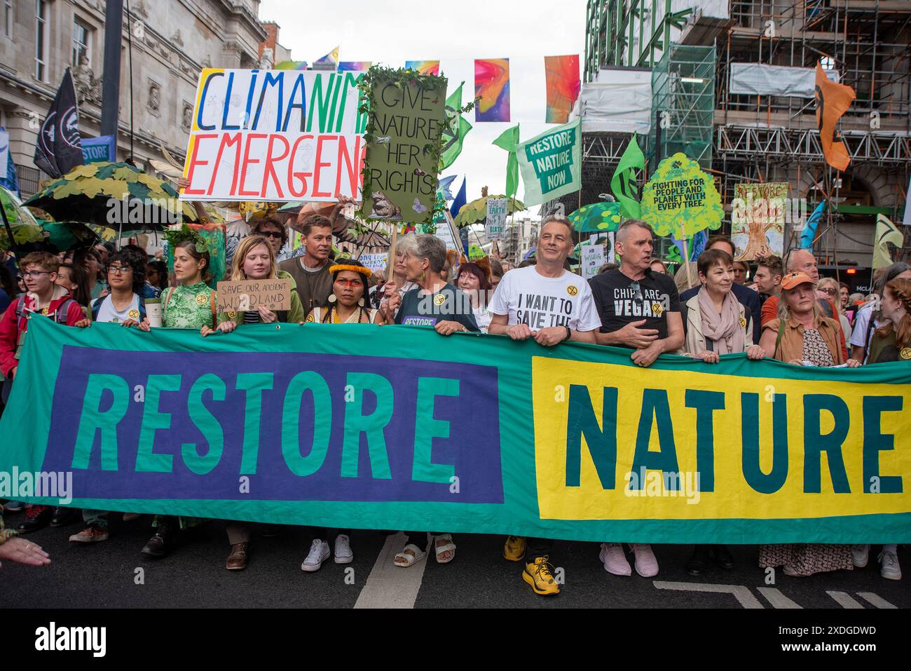 London, Großbritannien. Juni 2024. Die britische Schauspielerin Emma Thompson (Mitte) und der BBC-TV-Moderator Chris Packham (rechts) marschieren während der „Restore Nature Now“-Demonstration zusammen. Restore Nature Now war das größte Treffen für Natur und Klima in Großbritannien. Über 300 Organisationen übernahmen die Straßen in London. Demonstranten forderten dringende Maßnahmen zur Wiederherstellung der Natur und zur Bekämpfung des Klimawandels. Quelle: SOPA Images Limited/Alamy Live News Stockfoto