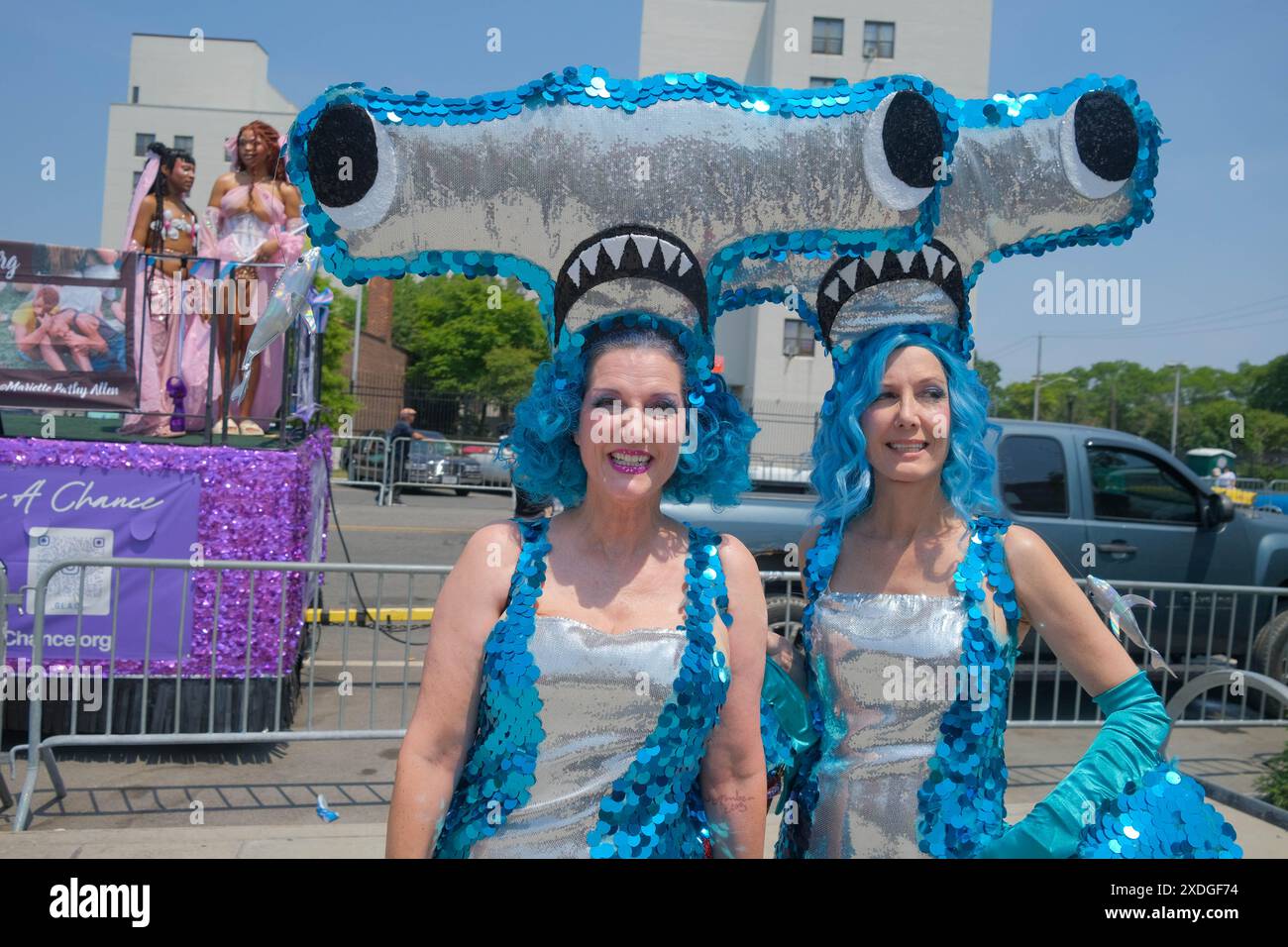 New York, New York, USA. Juni 2024. Hammerhaie bei der 42. Jährlichen Coney Island Meerjungfrauenparade. Die Marschierenden rannten ihr Zeug entlang der Surf Ave und auf die Promenade. Kreaturen aller Art, Meerjungfrauen, Meermänner an der Spitze drangen in Brooklyn ein, um die größte Kunstparade der Nationen am Meer unter heißem, feuchtem Himmel zu veranstalten. (Kreditbild: © Milo Hess/ZUMA Press Wire) NUR REDAKTIONELLE VERWENDUNG! Nicht für kommerzielle ZWECKE! Stockfoto