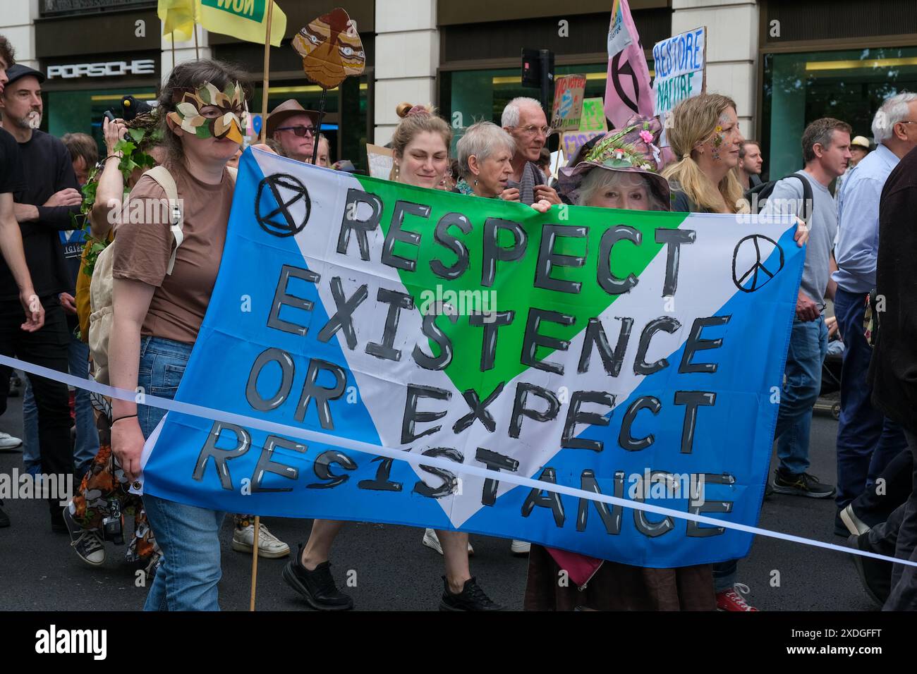 London, UK, 22. Juni 2024. Tausende von Menschen nehmen an dem „Restore Nature Now march“ Teil, an dem Vertreter von über 300 Wohltätigkeitsorganisationen und direkten Aktionsgruppen in Westminster aktiv werden, um Maßnahmen zu dringlichen Klimaproblemen wie Wasserverschmutzung und gefährdeten Arten zu ergreifen. Quelle: Eleventh Photography/Alamy Live News Stockfoto
