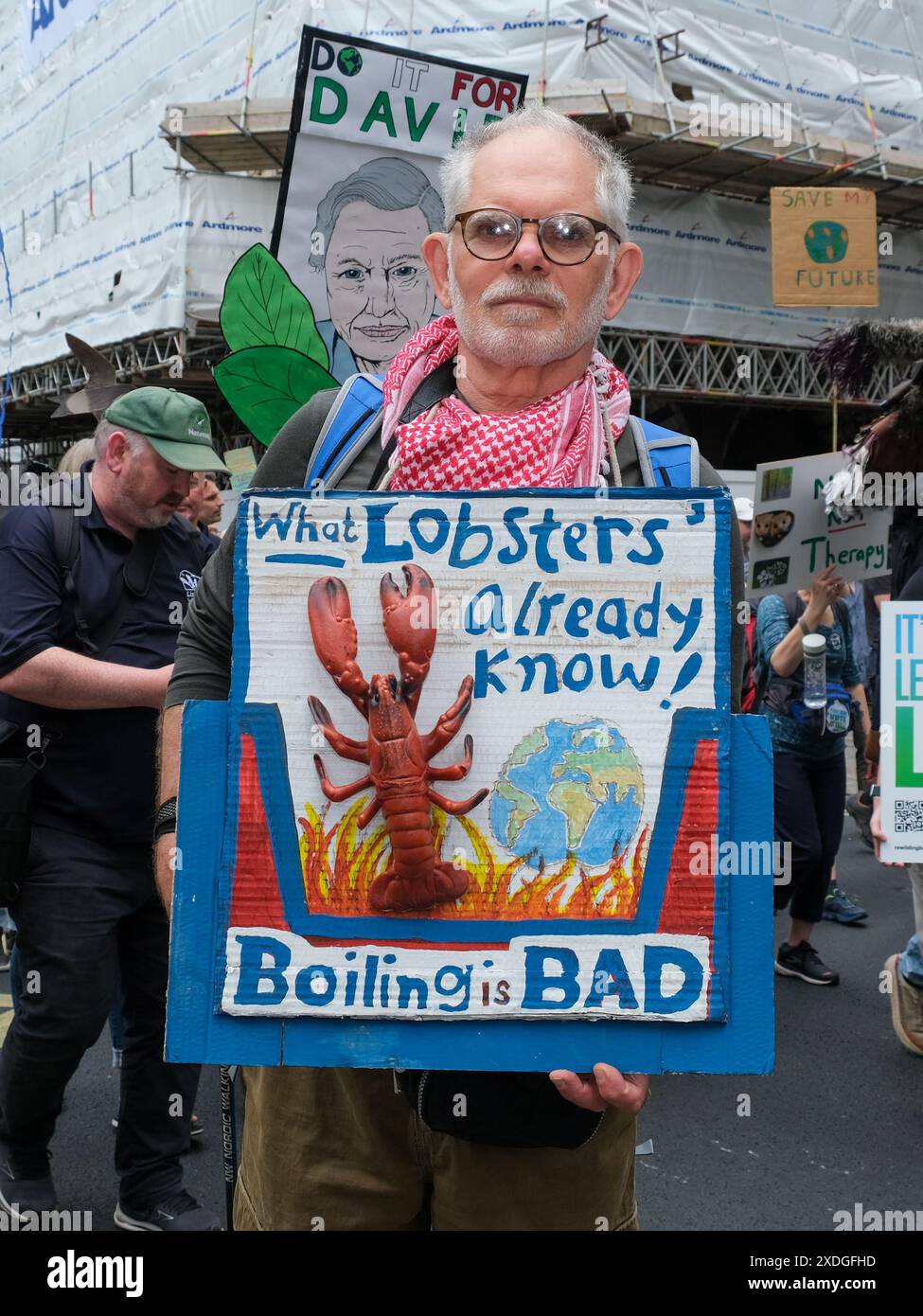 London, UK, 22. Juni 2024. Tausende von Menschen nehmen an dem „Restore Nature Now march“ Teil, an dem Vertreter von über 300 Wohltätigkeitsorganisationen und direkten Aktionsgruppen in Westminster aktiv werden, um Maßnahmen zu dringlichen Klimaproblemen wie Wasserverschmutzung und gefährdeten Arten zu ergreifen. Quelle: Eleventh Photography/Alamy Live News Stockfoto
