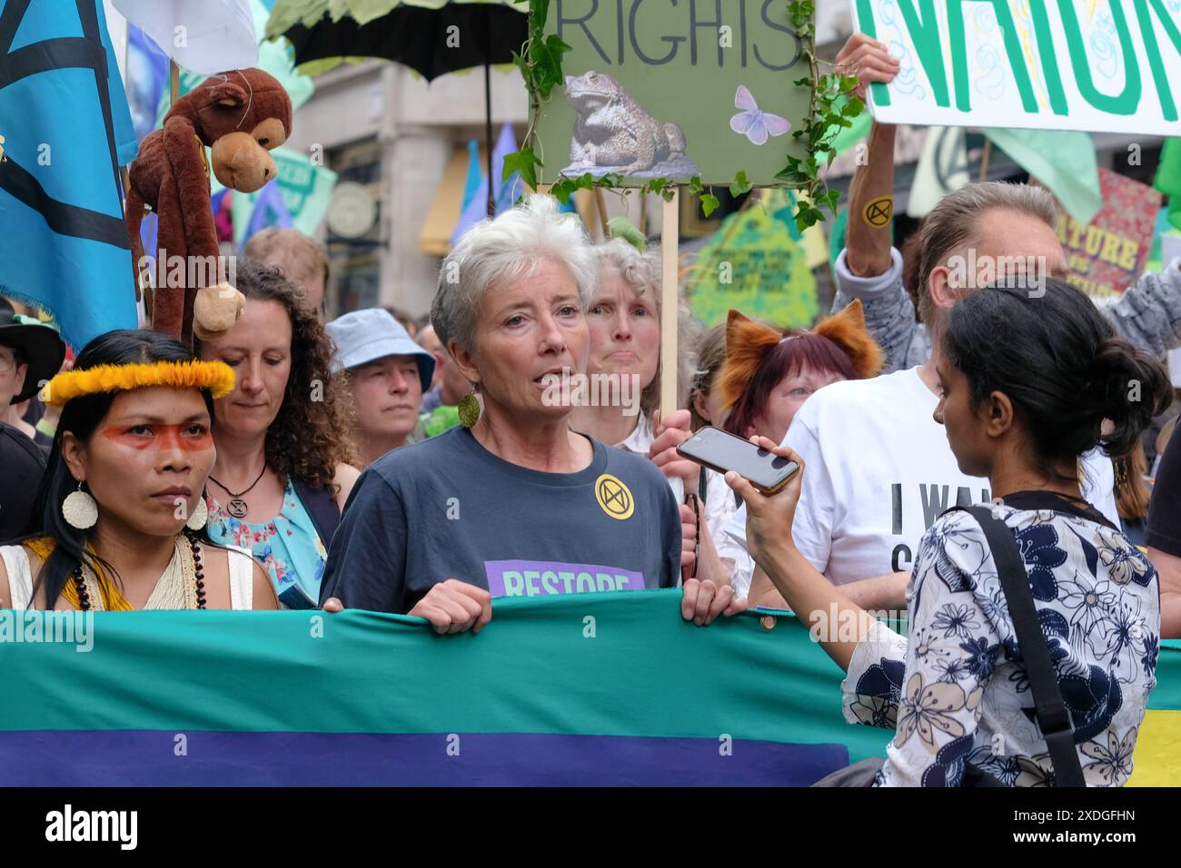 London, UK, 22. Juni 2024. Tausende von Menschen nehmen an dem „Restore Nature Now march“ Teil, an dem Vertreter von über 300 Wohltätigkeitsorganisationen und direkten Aktionsgruppen in Westminster aktiv werden, um Maßnahmen zu dringlichen Klimaproblemen wie Wasserverschmutzung und gefährdeten Arten zu ergreifen. Quelle: Eleventh Photography/Alamy Live News Stockfoto