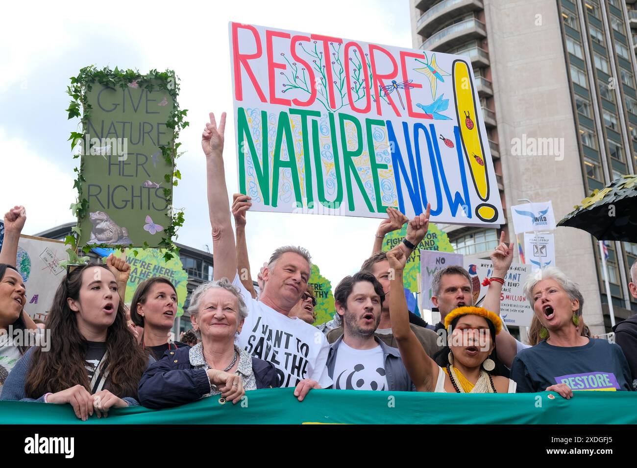 London, UK, 22. Juni 2024. Tausende von Menschen nehmen an dem „Restore Nature Now march“ Teil, an dem Vertreter von über 300 Wohltätigkeitsorganisationen und direkten Aktionsgruppen in Westminster aktiv werden, um Maßnahmen zu dringlichen Klimaproblemen wie Wasserverschmutzung und gefährdeten Arten zu ergreifen. Quelle: Eleventh Photography/Alamy Live News Stockfoto