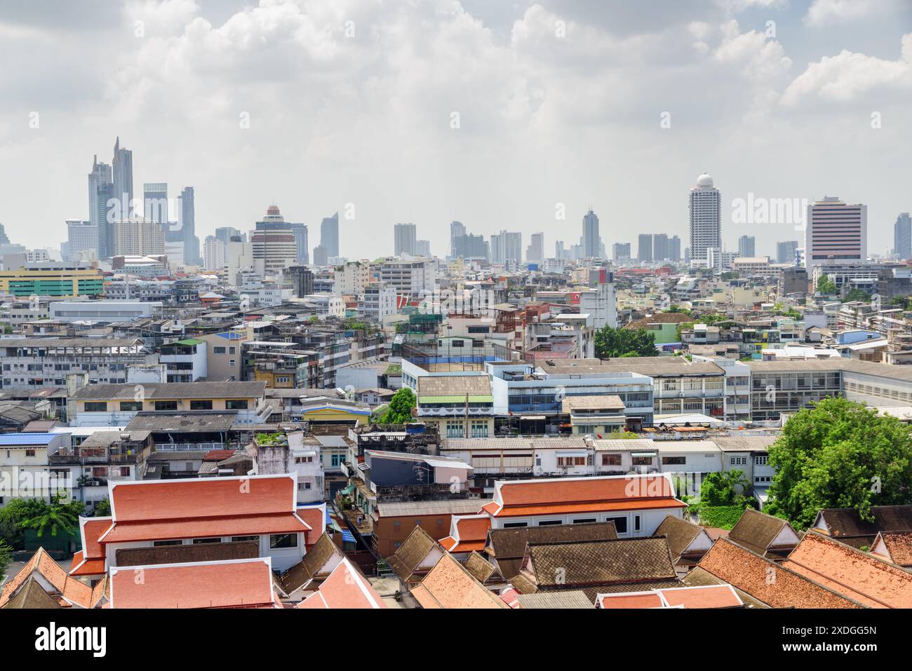 Wunderschöne Skyline von Bangkok, Thailand. Malerischer Blick auf alte Wohngebäude und Wassertürme im Pom Prap Sattru Phai Viertel. Stockfoto