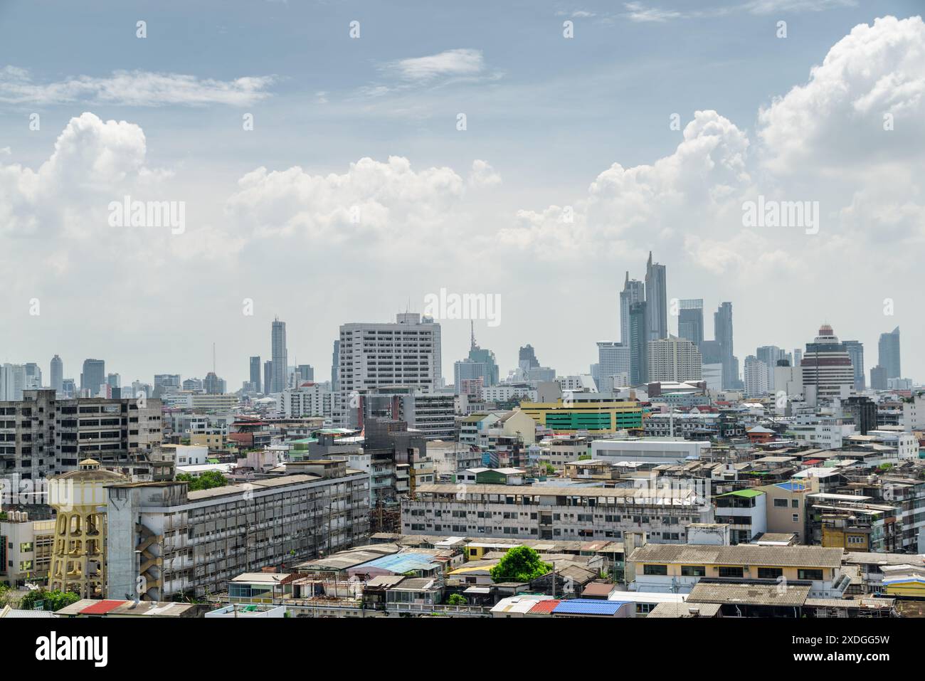 Wunderschöne Skyline von Bangkok, Thailand. Malerischer Blick auf alte Wohngebäude und Wassertürme im Pom Prap Sattru Phai Viertel. Stockfoto