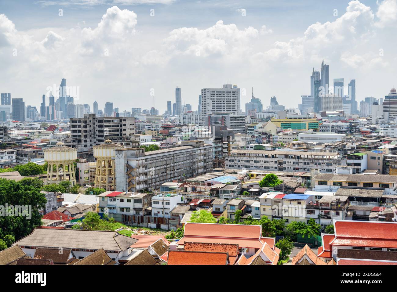 Wunderschöne Skyline von Bangkok, Thailand. Malerischer Blick auf alte Wohngebäude und Wassertürme im Pom Prap Sattru Phai Viertel. Stockfoto