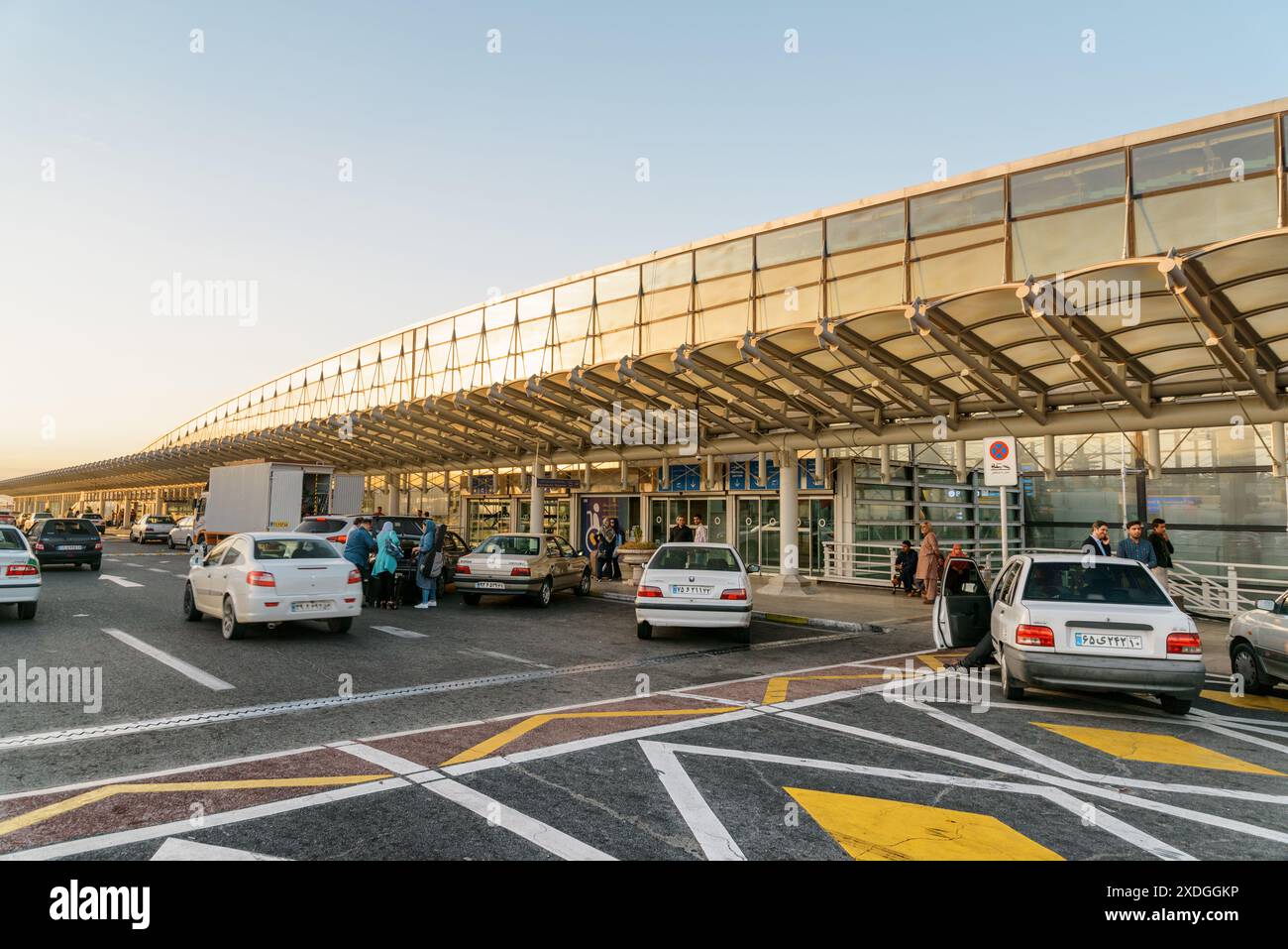 Teheran, Iran - 17. Oktober 2018: Eingang zur Abflughalle des internationalen Flughafens Teheran Imam Khomeini. Stockfoto