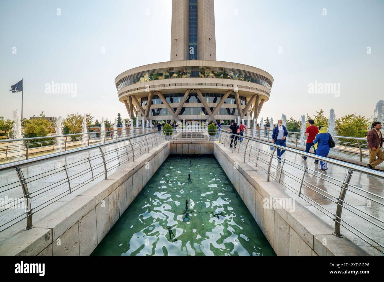 Teheran, Iran - 19. Oktober 2018: Wunderschöner Blick auf Springbrunnen und Eintritt zum Milad Tower. Stockfoto