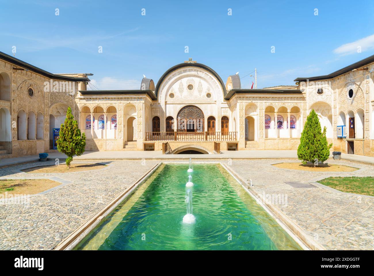 Kashan, Iran - 21. Oktober 2018: Wunderbarer traditioneller iranischer Innenhof mit Pool und Springbrunnen in der Mitte des historischen Tabatabaei-Hauses. Stockfoto