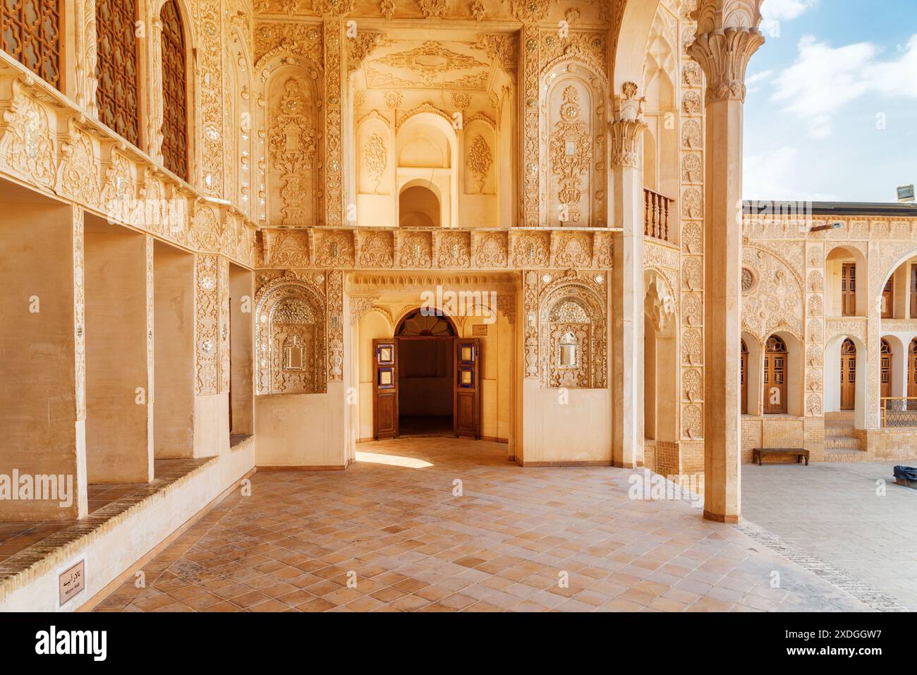 Malerisches Inneres der Spiegelhalle im historischen Tabatabaei-Haus. Wundervolle persische Architektur. Stockfoto