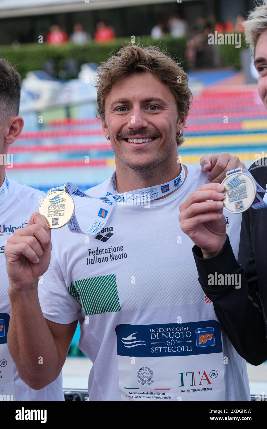 Rom, Italien. Juni 2024. Nicolò Martinenghi von Italien auf dem Podium der Männer 100 m Brustschlag Finale A während des ersten Tages bei den Schwimm-Internationals der 60. Settecolli Trophy. (Foto: Elena Vizzoca/SOPA Images/SIPA USA) Credit: SIPA USA/Alamy Live News Stockfoto