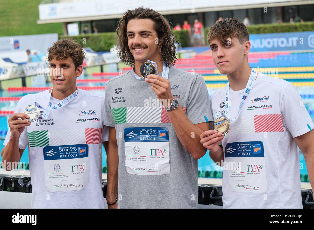 Rom, Italien. Juni 2024. Erster Platz für Thomas Ceccon aus Italien (C). Auf dem zweiten Platz Michele Lamberti von Italien (L) während auf dem dritten Christian Bacico (R). Podium der Männer 100 m Rückschlag Finale A während des ersten Tages bei den Schwimm-Internationals der 60. Settecolli Trophy. Quelle: SOPA Images Limited/Alamy Live News Stockfoto