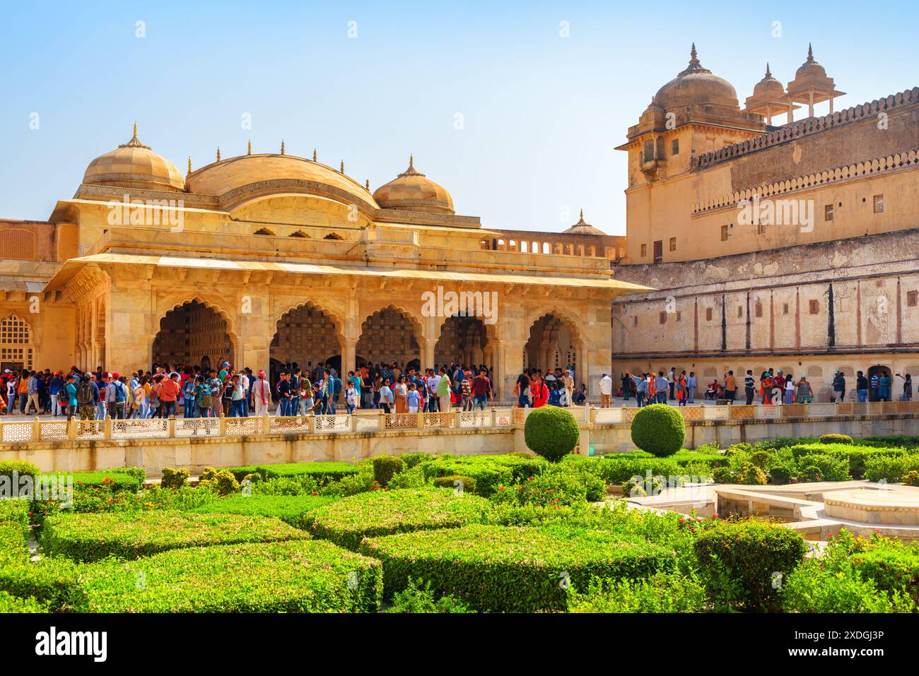 Jaipur, Indien - 12. November 2018: Herrlicher Blick auf den Sheesh Mahal (Spiegelpalast) und den malerischen grünen Garten im Amer Fort (Amber Fort). Stockfoto