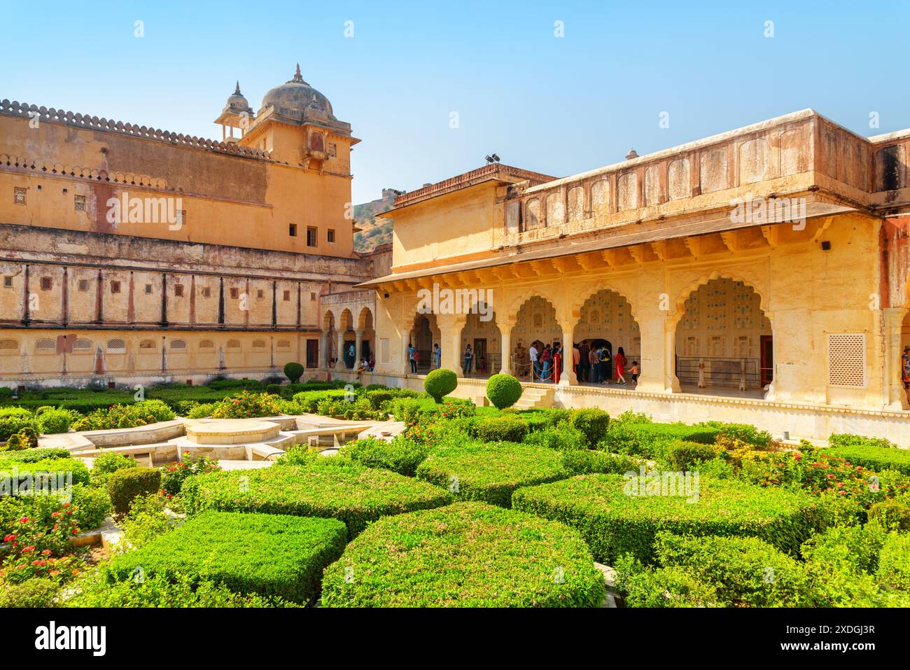 Jaipur, Indien - 12. November 2018: Herrlicher Blick auf den Sheesh Mahal (Spiegelpalast) und den malerischen grünen Garten im Amer Fort (Amber Fort). Stockfoto