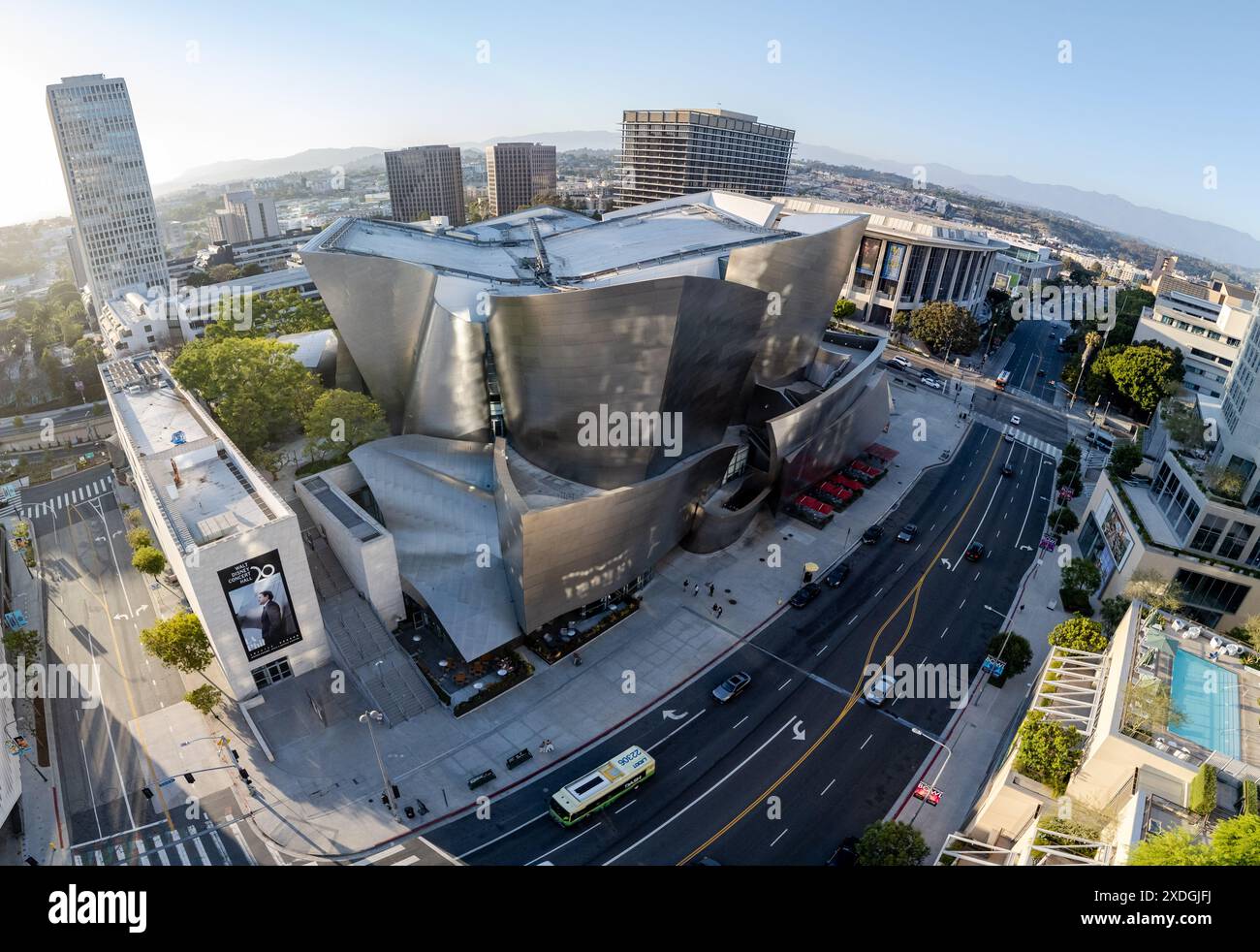 Panoramaaufnahme der Disney Concert Hall, entworfen von Frank Gehry an der Grand Street im Zentrum von Los Angeles, Kalifornien am 20. Juni 2024. Foto von Francis Specker Stockfoto
