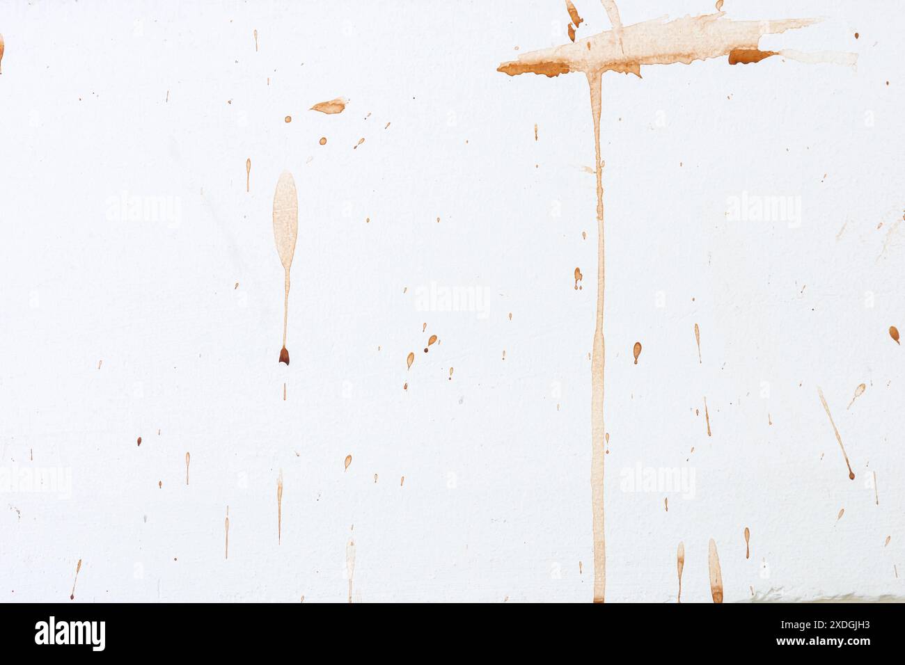 Abstrakte, braune, schmutzige Farbgestaltung auf der zerfetzten weißen Wand. Stockfoto