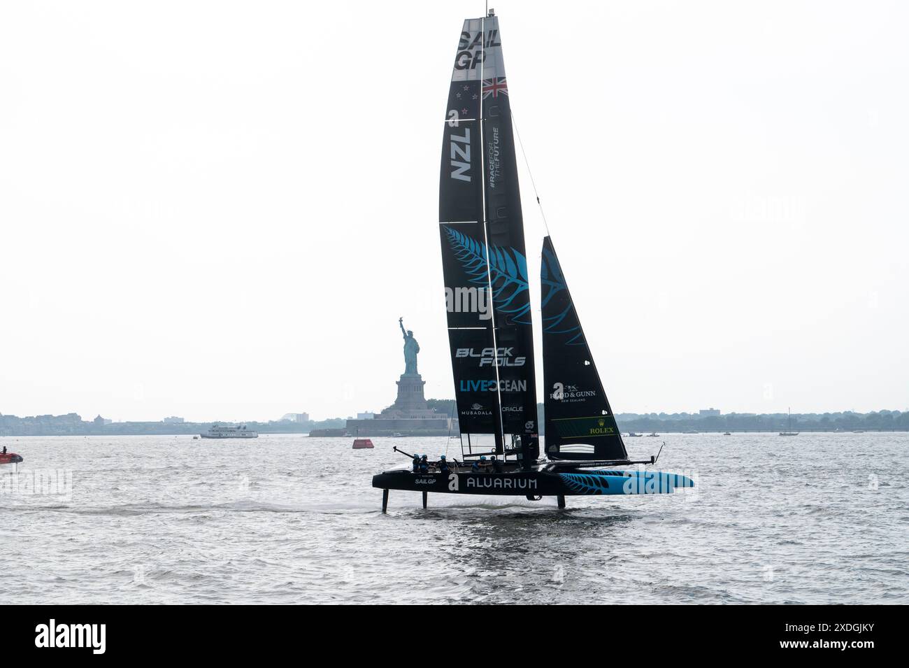 New York, Usa. Juni 2024. NEW YORK, NEW YORK - 22. JUNI: Das Team New Zealand SailGP Boat rennt in Fleet 1 am Tag 1 des Mubadala New York Sail Grand Prix am 22. Juni 2024 im Hafen von New York. (Foto: Ron Adar/SOPA Images/SIPA USA) Credit: SIPA USA/Alamy Live News Stockfoto