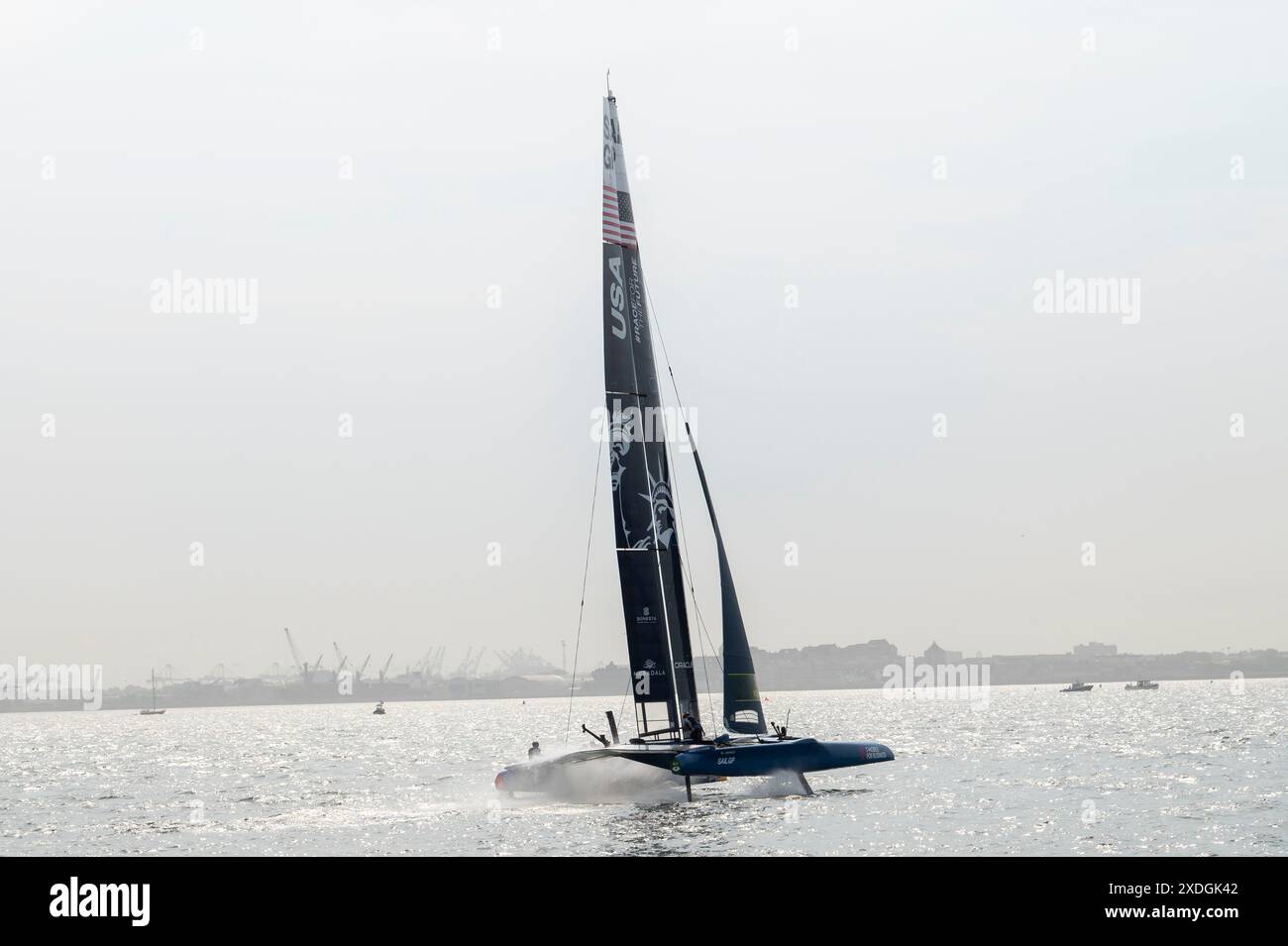 New York, Usa. Juni 2024. NEW YORK, NEW YORK - 22. JUNI: Das Team United States SailGP-Boot läuft in Fleet 1 am Tag 1 des Mubadala New York Sail Grand Prix am 22. Juni 2024 im Hafen von New York. Quelle: SOPA Images Limited/Alamy Live News Stockfoto