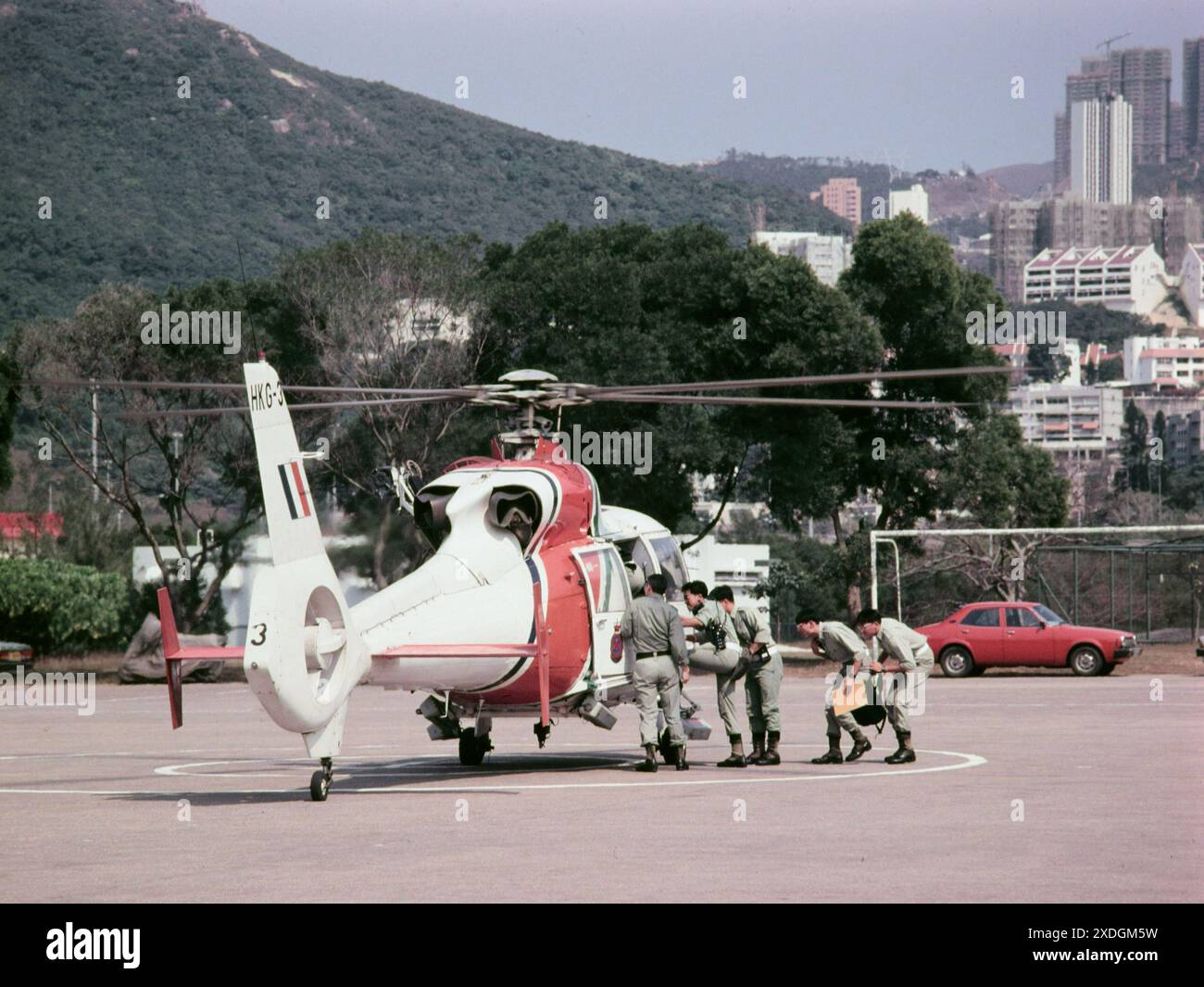 Die Auszubildenden steigen an Bord eines Aerospatiale Dauphin Hubschraubers, der von der Hongkonger Regierung der Flugdienste betrieben wird, und sind bereit für den Start an der Polizeischule in Hongkong 1984 Stockfoto