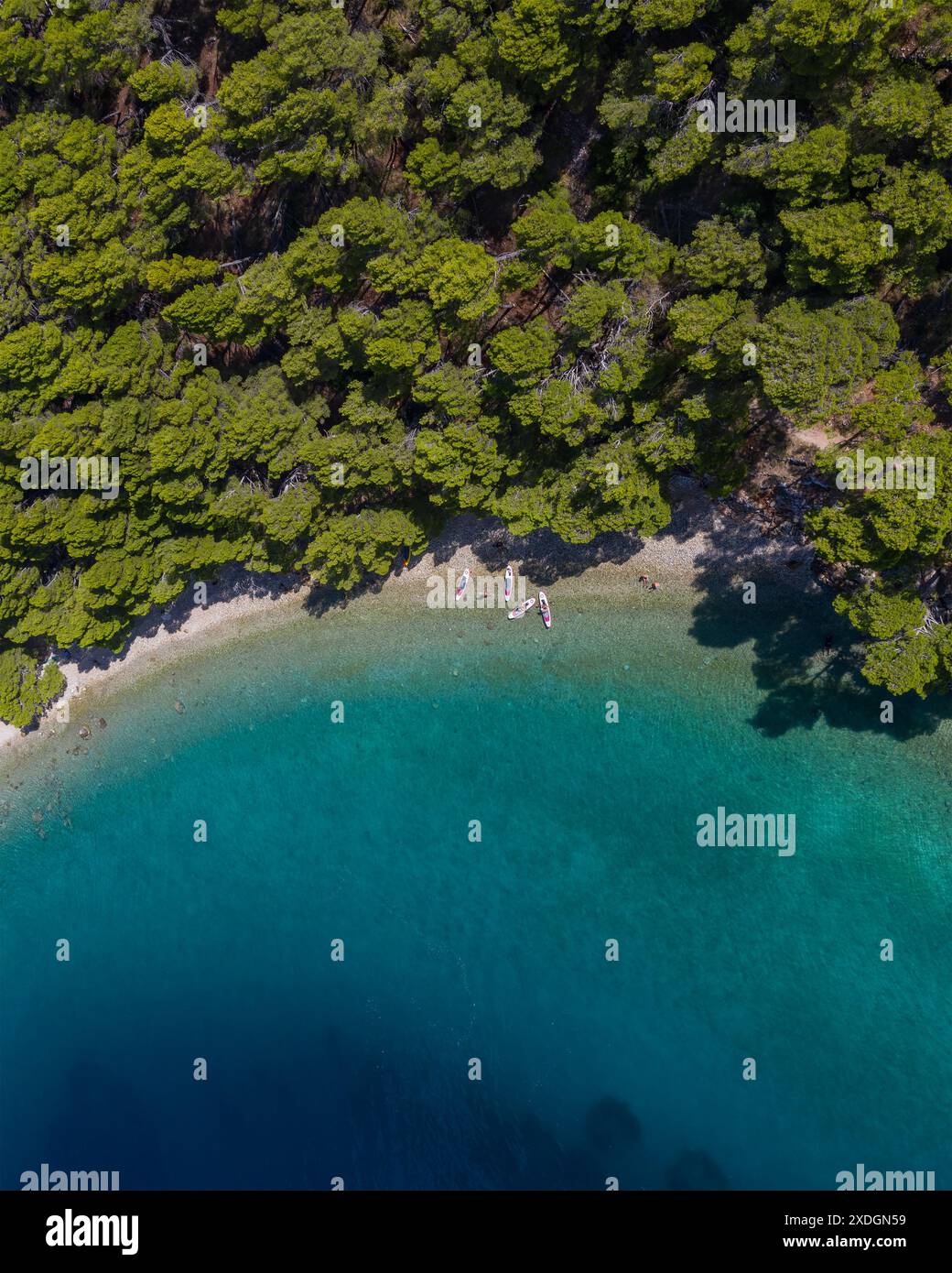 Strand mit Booten und Menschen auf dem smaragdgrünen Meer aus der Luft, Makarska riviera in Dalmatien, Kroatien Stockfoto