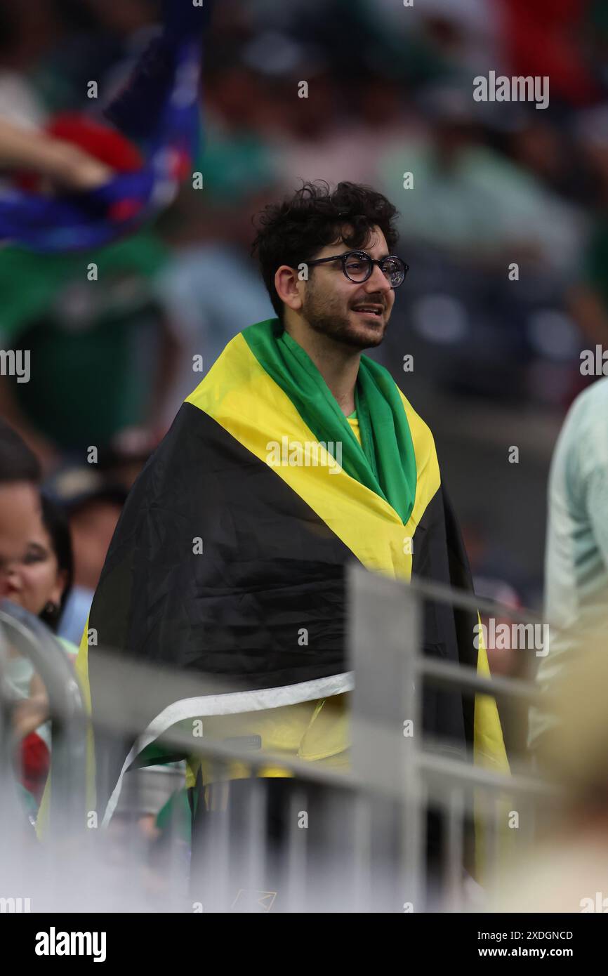 HOUSTON, Texas – 22. JUNI: Unterstützer Jamaikas, die während eines Spiels zwischen Mexiko und Jamaika eine Flagge tragen, als Teil der Gruppe B der CONMEBOL Copa America 2024 im NRG Stadium am 22. Juni 2024 in Houston, USA. (Foto: Alejandro Salazar/PxImages) Stockfoto