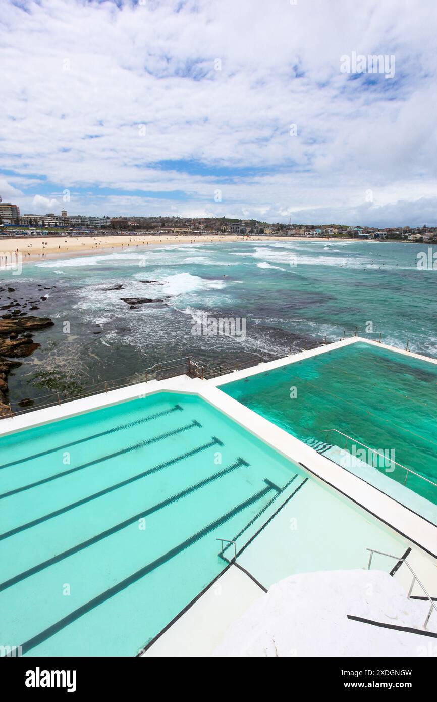 Bondi Beach über dem Swimmingpool am südlichen Ende des Strandes. Bondi Beach ist einer der berühmtesten Strände der Welt und ein Highlight für Stockfoto