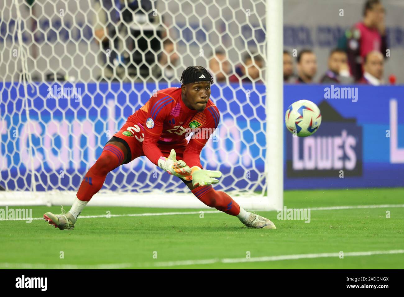 Houston, USA. Juni 2024. HOUSTON, Texas – 22. JUNI: Jahmali Waite aus Jamaika rettet den Ball während eines Spiels zwischen Mexiko und Jamaika als Teil der Gruppe B der CONMEBOL Copa America 2024 im NRG Stadium am 22. Juni 2024 in Houston, USA. (Foto: Alejandro Salazar/PxImages) Credit: PX Images/Alamy Live News Stockfoto