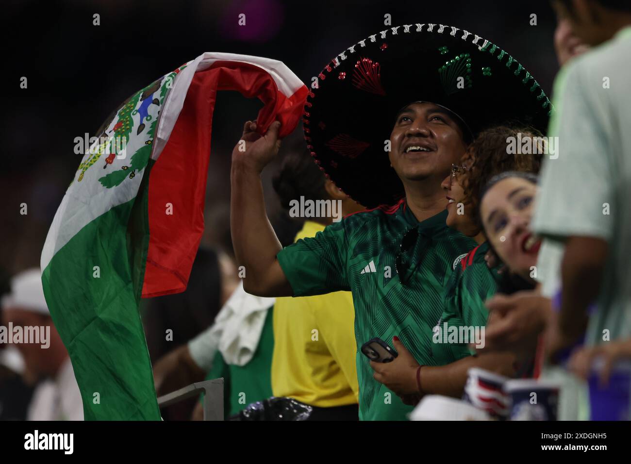 HOUSTON, Texas – 22. JUNI: Unterstützer Mexikos mit einer Flagge während eines Spiels zwischen Mexiko und Jamaika als Teil der Gruppe B der CONMEBOL Copa America 2024 im NRG Stadium am 22. Juni 2024 in Houston, USA. (Foto: Alejandro Salazar/PxImages) Stockfoto