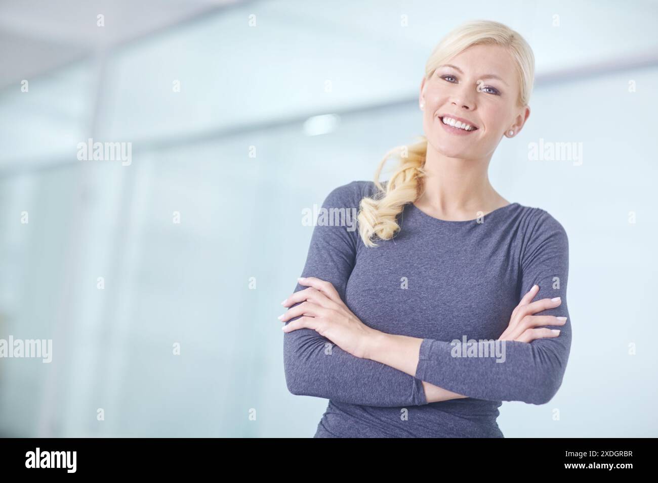 Frau, Büro und Arme im Porträt mit einem Lächeln überkreuzt, Firmenkarriere mit administrativem Job. Weibliche Empfangsdame, Glück und Vertrauen in Stockfoto