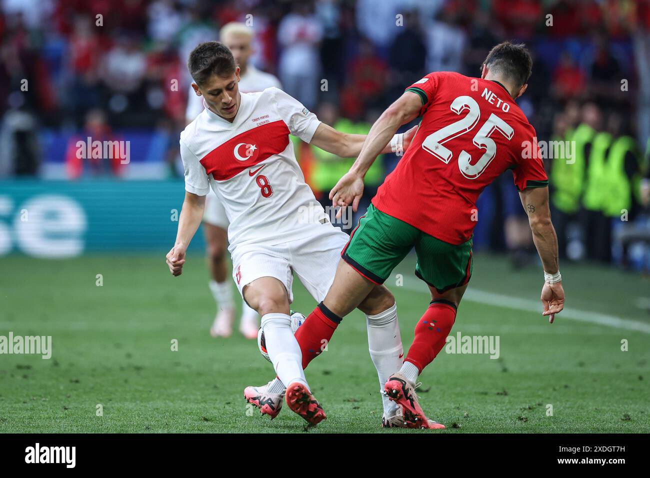 Dortmund. Juni 2024. Arda Guler (L) von T¨¹rkiye tritt am 22. Juni 2024 beim Gruppenspiel der UEFA Euro 2024 zwischen Portugal und T¨¹rkiye in Dortmund an. Quelle: Pan Yulong/Xinhua/Alamy Live News Stockfoto