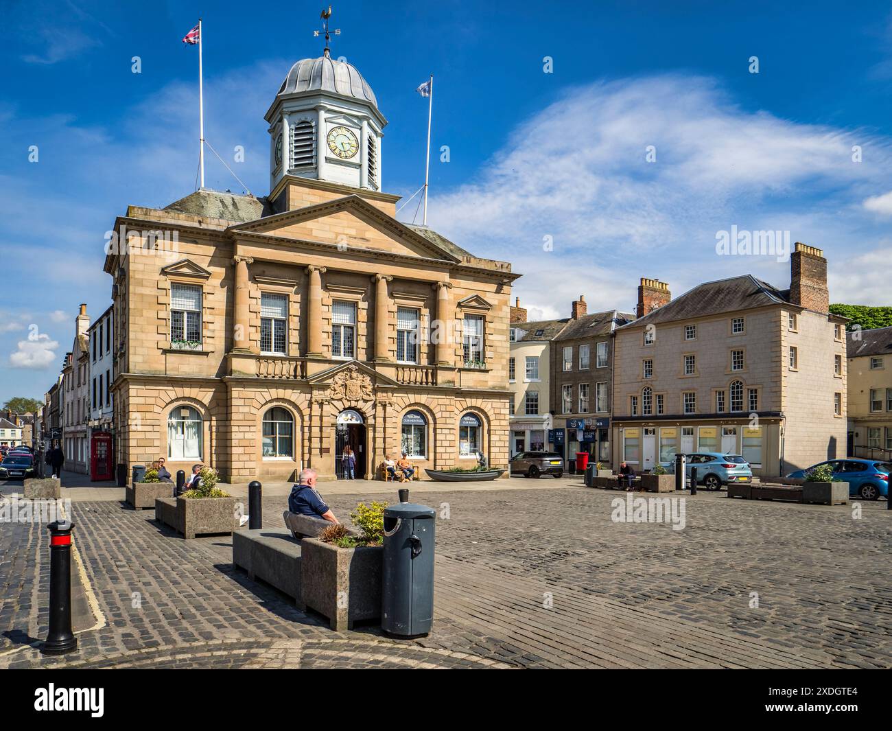 8. Mai 2024: Kelso, Borders, Schottland, Vereinigtes Königreich - der Platz und das alte Rathaus in Kelso, an den schottischen Grenzen. Stockfoto