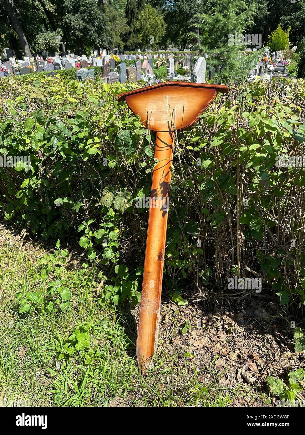 Hölzerner Grabstein auf dem öffentlichen Friedhof Stockfoto