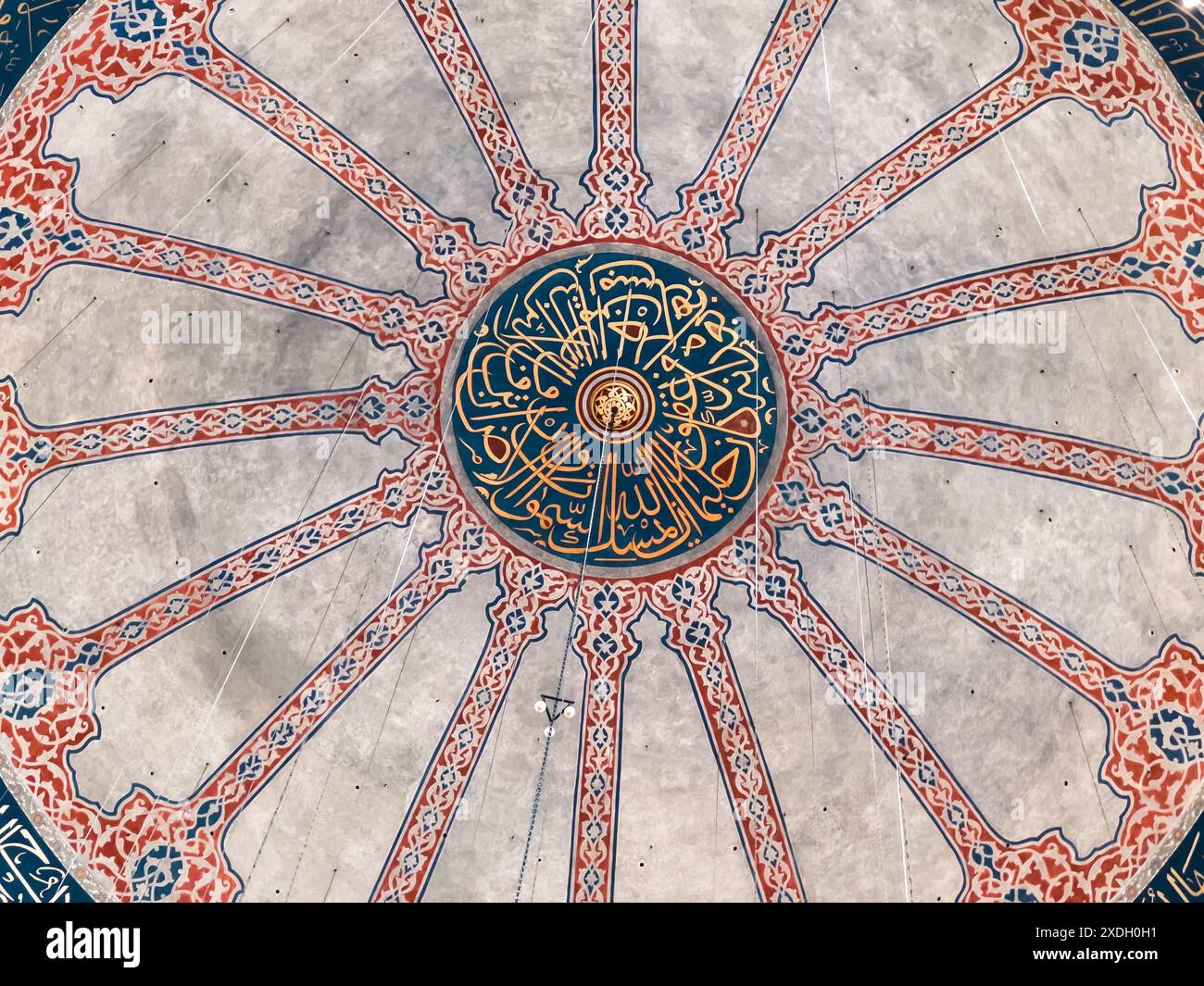 Istanbul, Türkei - 5. Mai 2024: Ein faszinierendes Kuppelfresko ziert eine Moschee in Istanbul. Stockfoto