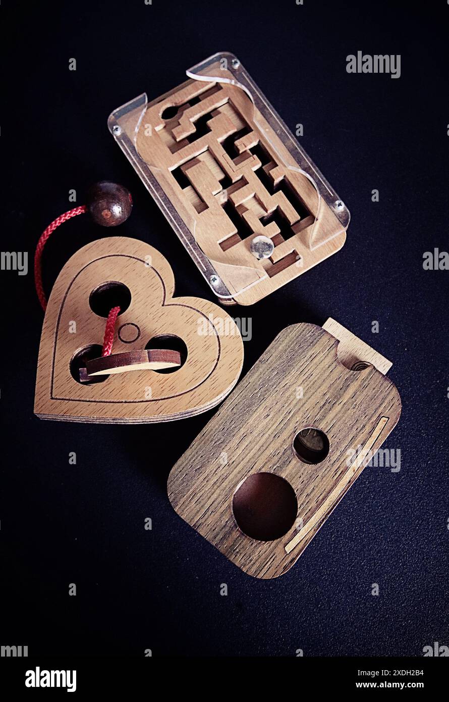 Unterhaltsame Spielzeuge und Spiele mit Geschick: Hölzerne Gehirn-Teaser-Puzzles Stockfoto