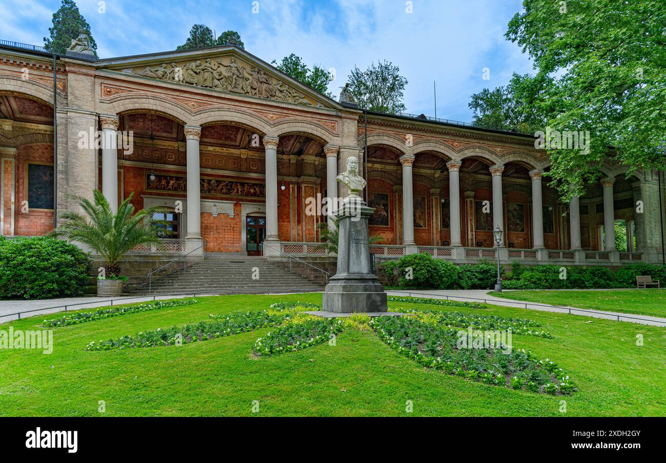 Denkmal von Wilhelm l vor dem Foyer im Kurpark von Baden Baden. Baden Württemberg, Deutschland, Europa Stockfoto