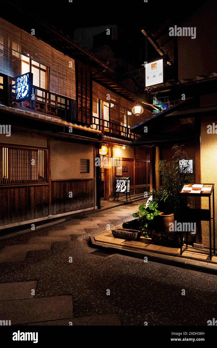 Pontocho, eine schmale Gasse mit stimmungsvollem Essen am Fluss Kamogawa, im Stadtzentrum von Kyoto, Region Kansai, Japan Stockfoto
