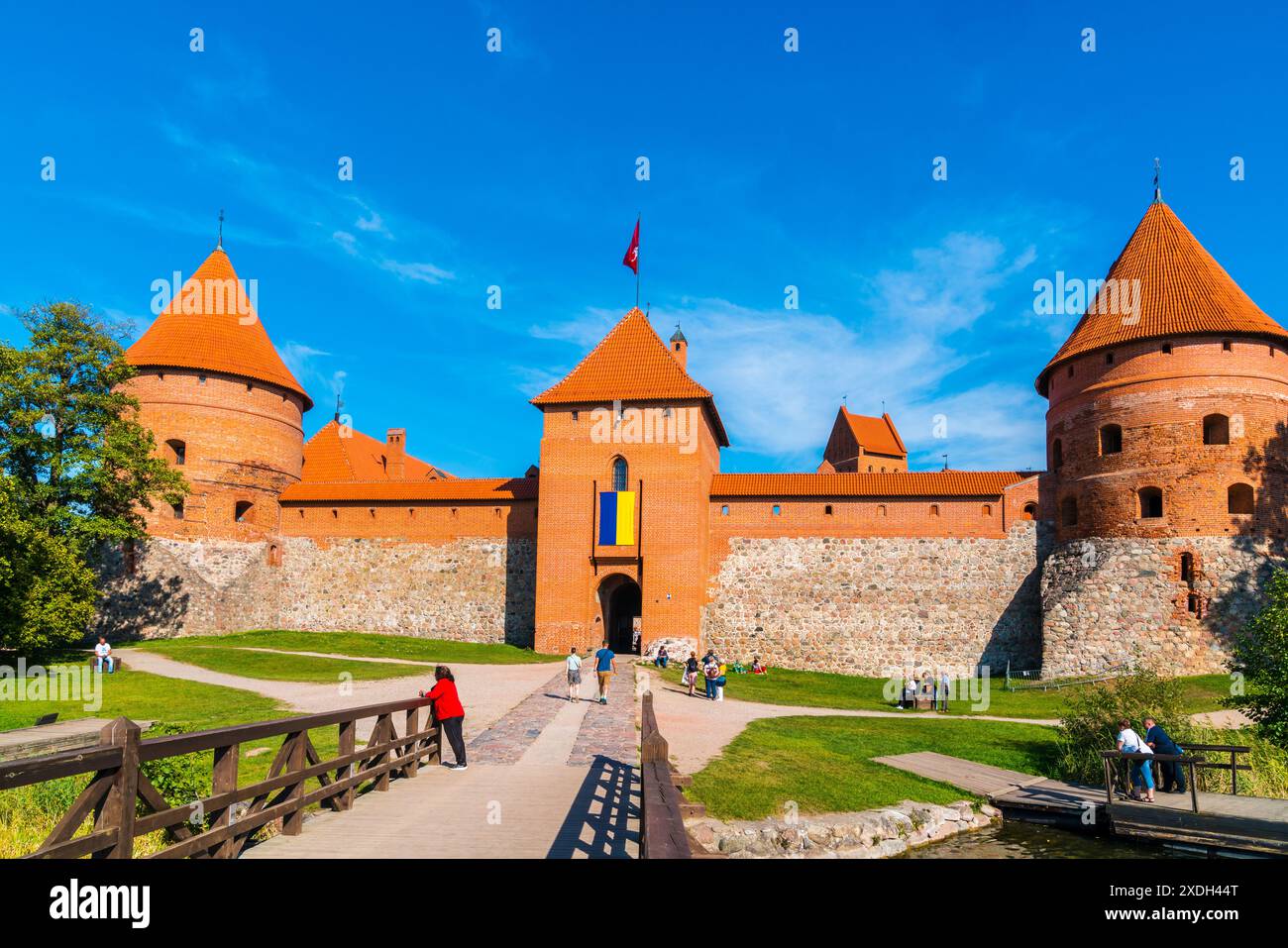 Vilnius, Litauen, 29. September 2023, wunderschöne rote Ziegelsteinruinen der trakai Burg auf der Insel, umgeben von grünem Gras, von vielen Touristen besucht Stockfoto