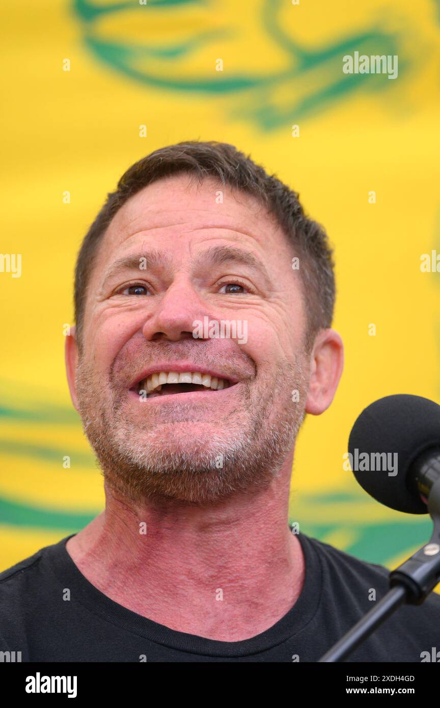 Steve Backshall, TV Nature Moderator, spricht auf dem Parliament Square am Ende des Restore Nature Now marsch durch London, 22. Juni 202 Stockfoto