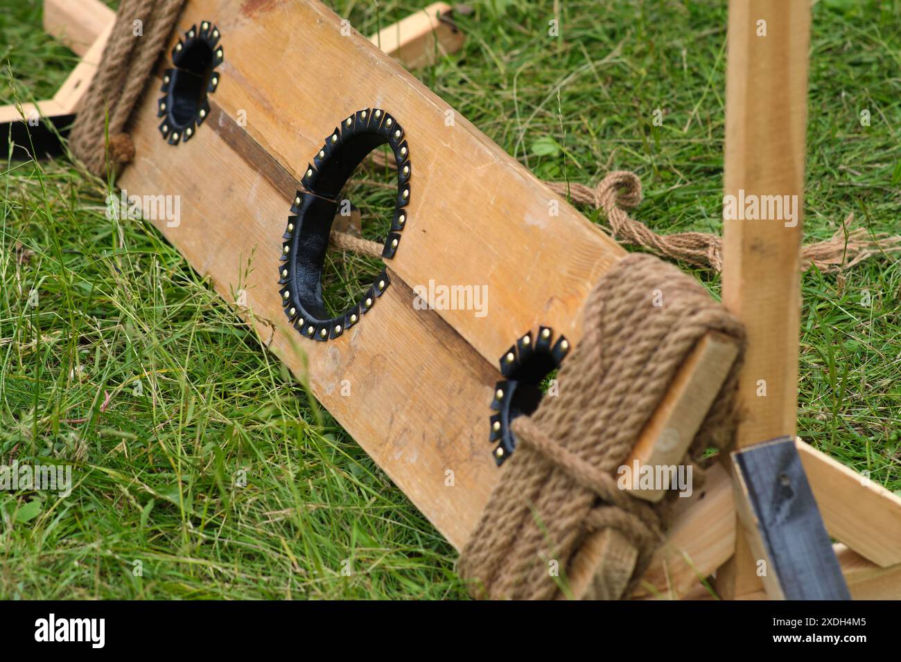 Ein Pad für einen Gefangenen oder einen Sklaven. Mittelalterliche Fesseln und Folterinstrumente Stockfoto