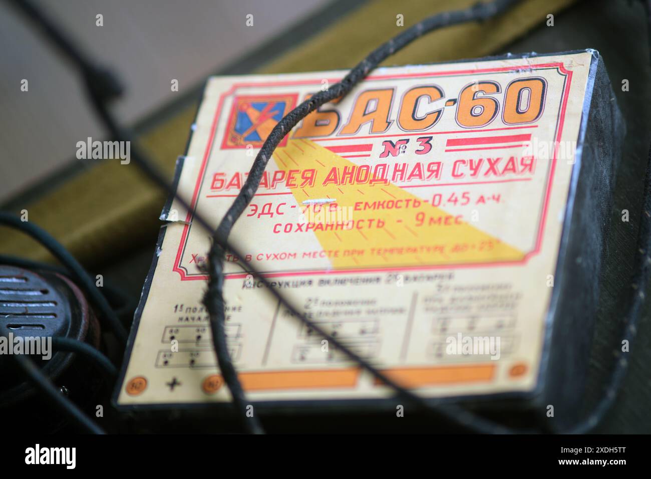 Anodenbatterie BAS-60 für ein Militärradio der UdSSR während des Zweiten Weltkriegs. Historische Gegenstände aus der Zeit der Sowjetunion - Moskau, Russi Stockfoto