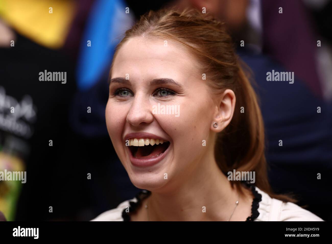 Anhänger der Ukraine während des Gruppenspiels der UEFA Euro 2024 zwischen der Slowakei und der Ukraine am 21. Juni 2024 in der Düsseldorfer Arena in Düsseldorf. Stockfoto