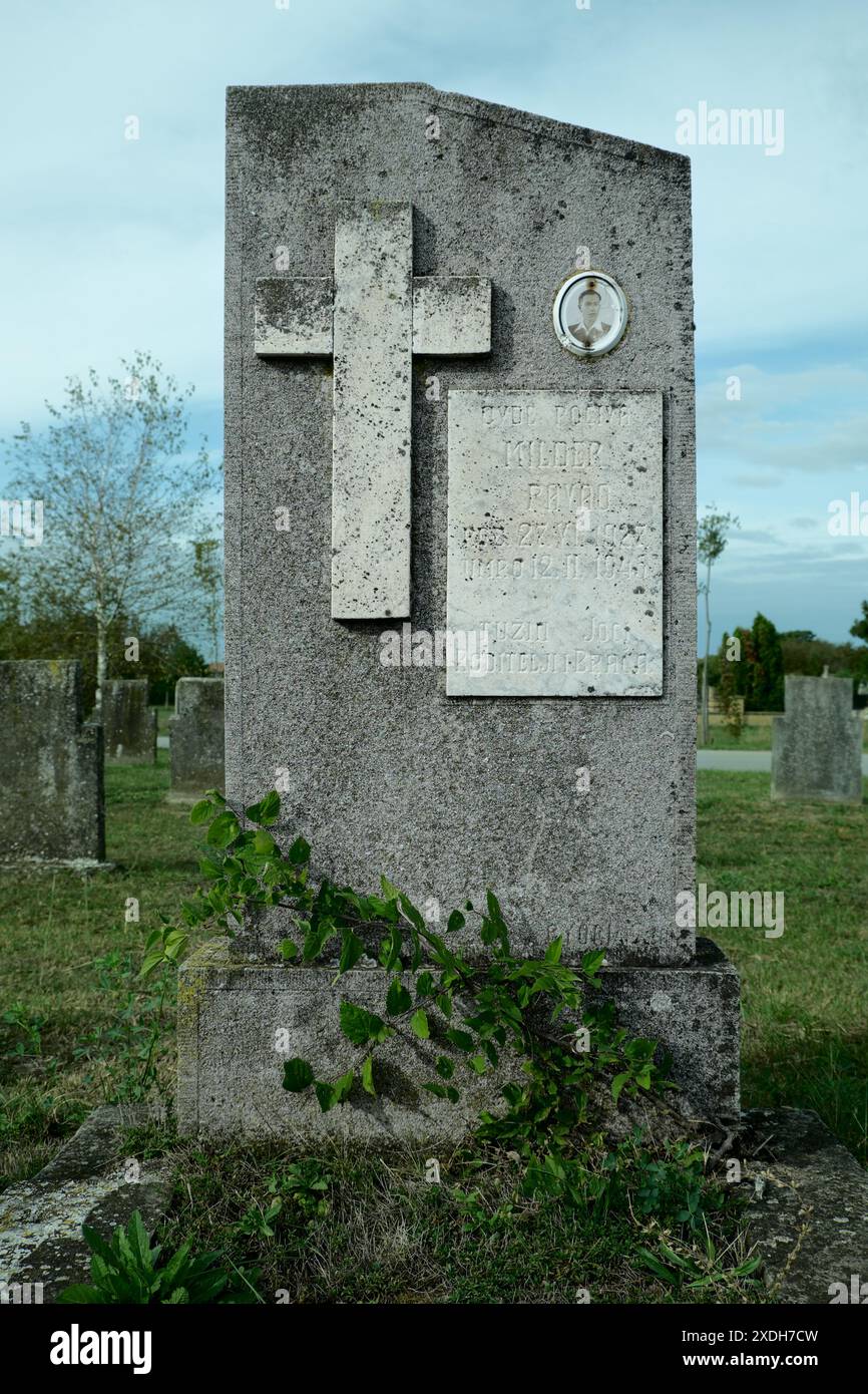 Alter Grabstein mit Kreuz und Epigraph auf einem alten Friedhof in Sombor, Vojvodina, Serbien Stockfoto