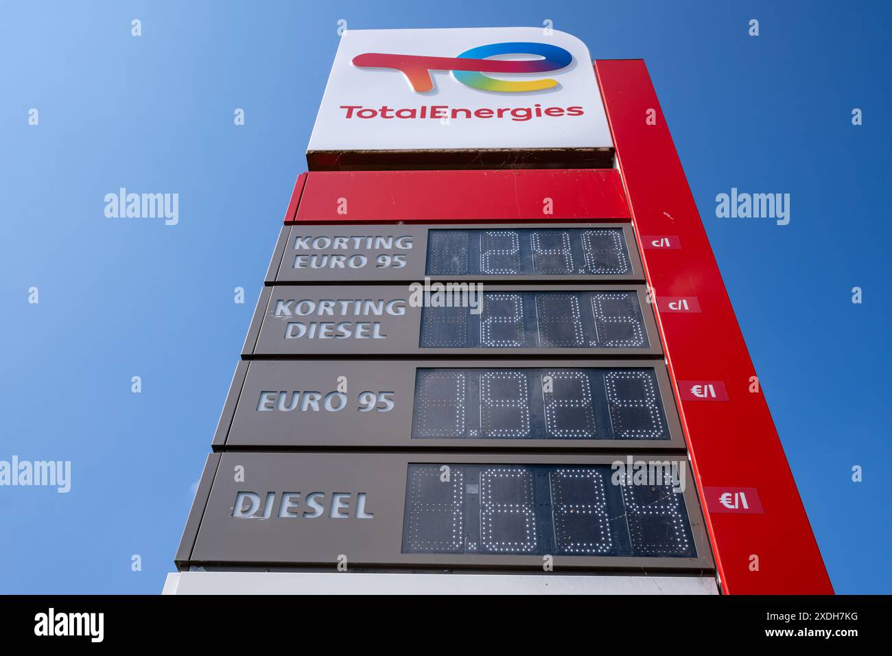 Preistafel an der TotalEnergies Tankstelle Stockfoto