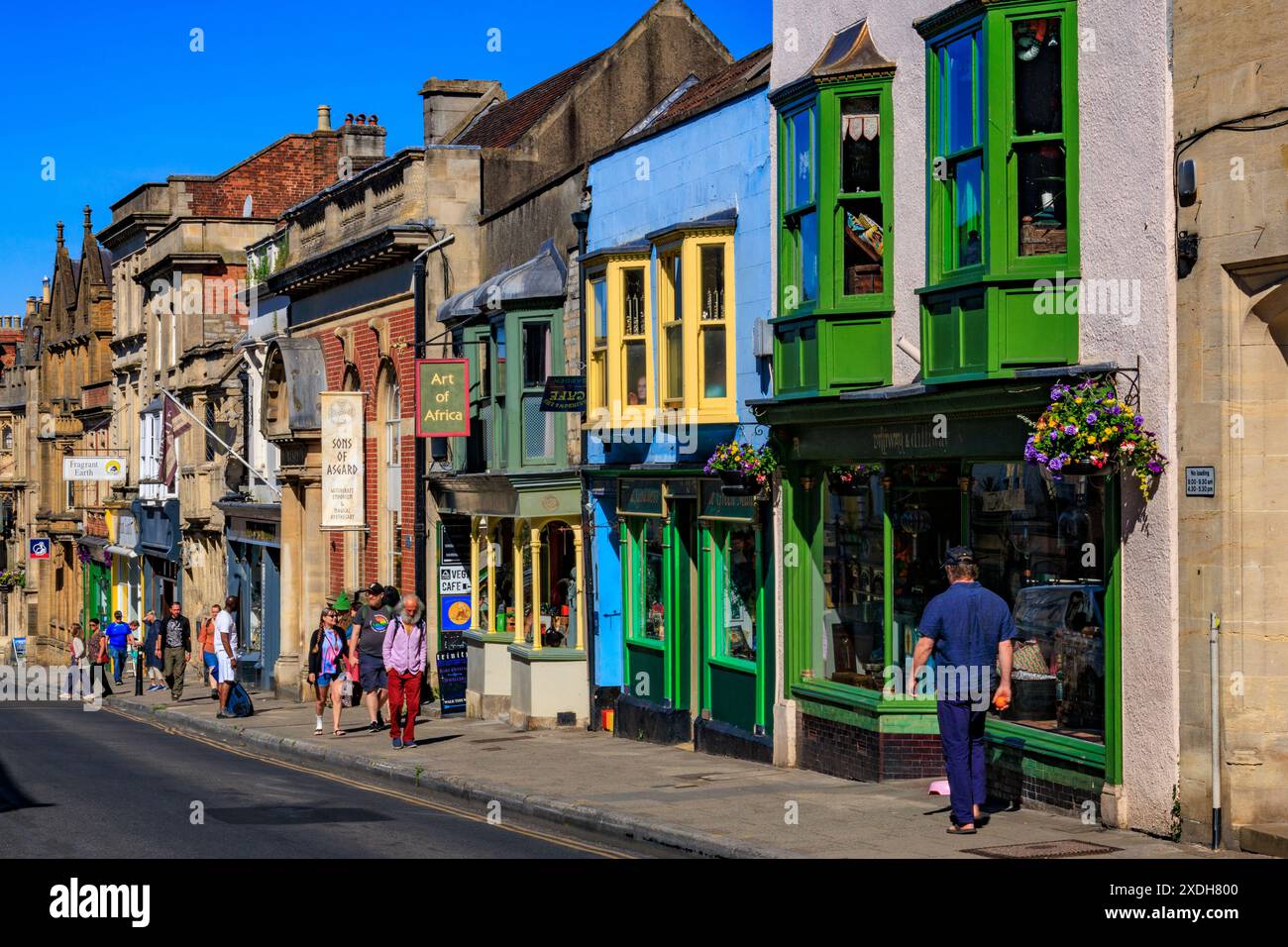 Eine vielfältige und vielseitige Auswahl an Farben und Architektur auf der High Street in Glastonbury, Somerset, England, Großbritannien Stockfoto