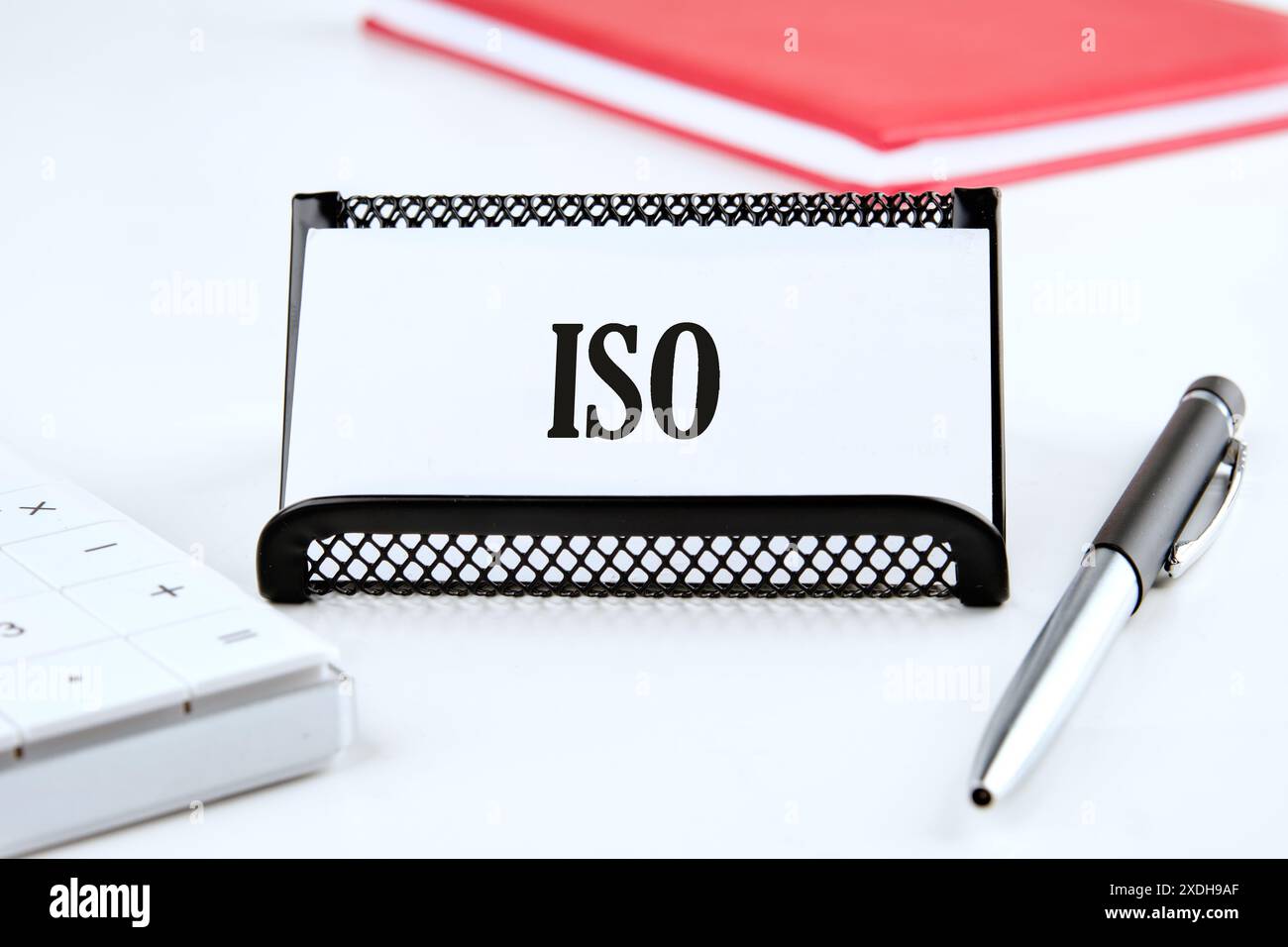 Business- und ISO-Konzept. ISO-Normen Qualitätskontrollsymbol. Konzeptwort ISO auf einer Visitenkarte auf weißem Hintergrund Stockfoto