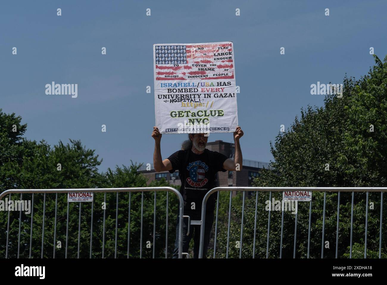 Demonstranten, die außerhalb der Versammlung in der Bronx mit AOC, Bernie und Jamaal gesehen wurden, um die Wiederwahl von Jamaal Bowman für den Kongress im St. Mary's Park in New York am 22. Juni 2024 zu unterstützen. Der Kongressabgeordnete Bowman hat einen starken Herausforderer in demokratischen Vorwahlen von George Latimer im Westchester County. Der wichtigste Punkt ist Bowmans Unterstützung für die Palästinenser und die Unterstützung von Latimer für Israel nach dem Terroranschlag. Alle Redner AOC, Bernie und Jamaal forderten einen Waffenstillstand, ohne die Geiseln zu erwähnen, die noch immer von der Hamas gehalten werden. Es gab pro-palästinensische Demonstranten und viele Teilnehmer trugen Palästina Stockfoto