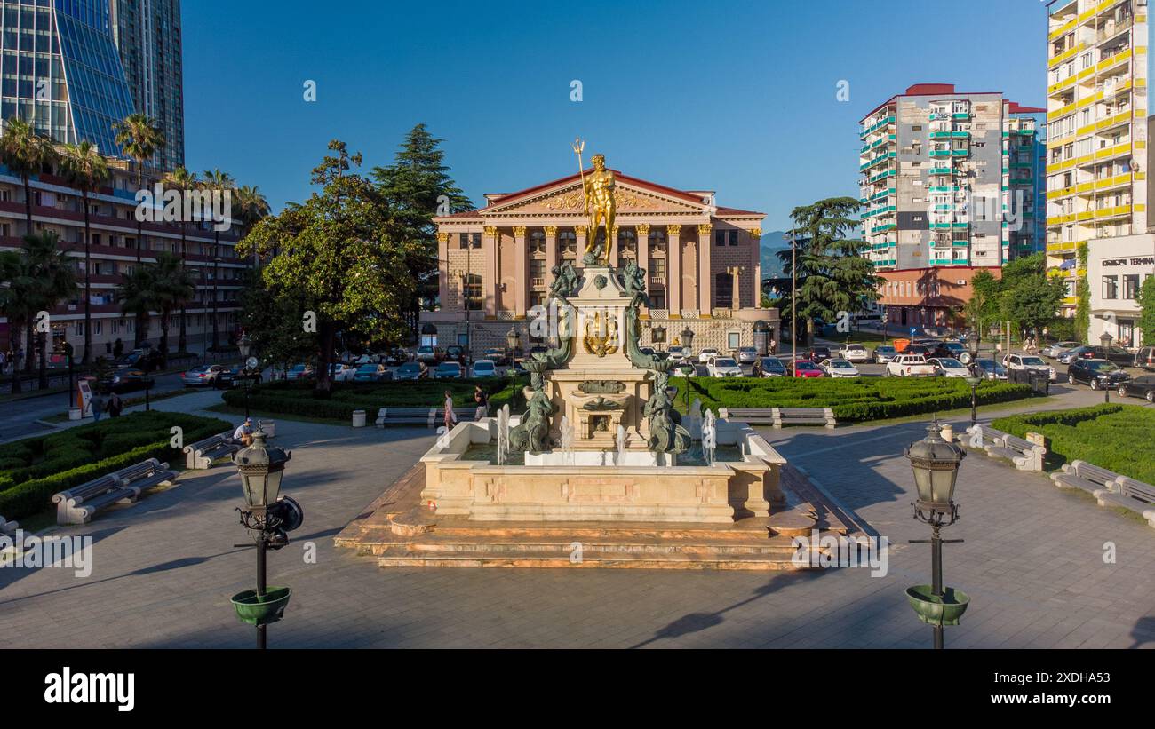 Neptunbrunnen auf dem Theaterplatz in Batumi. Theatertheater in Batumi. Reisen durch Georgia. Hintergrund von Batumi im Sommer im Juni. Stadtbild in Stockfoto