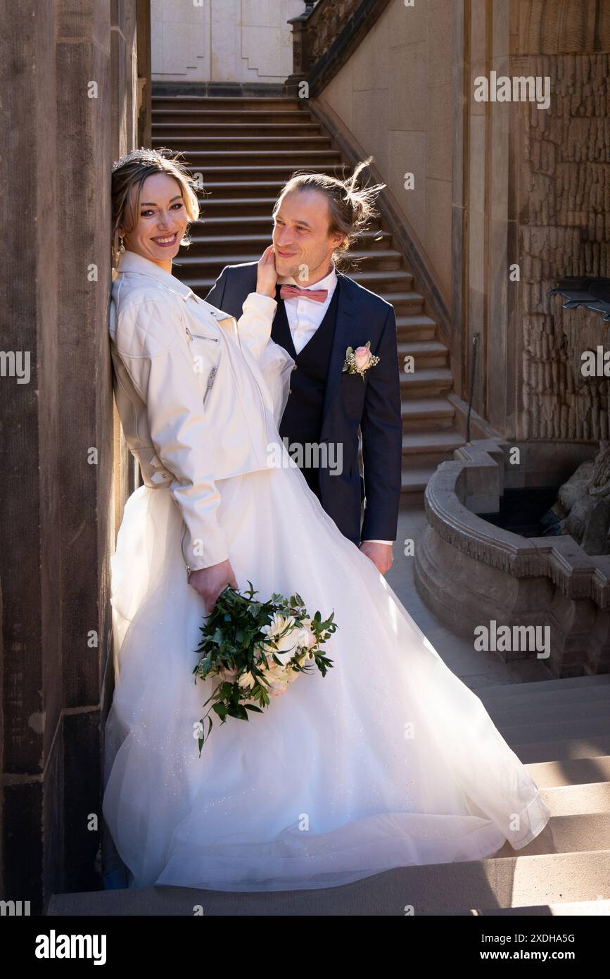Glückliches, romantisches frisch vermähltes Paar. Braut und Bräutigam an ihrem Hochzeitstag Stockfoto