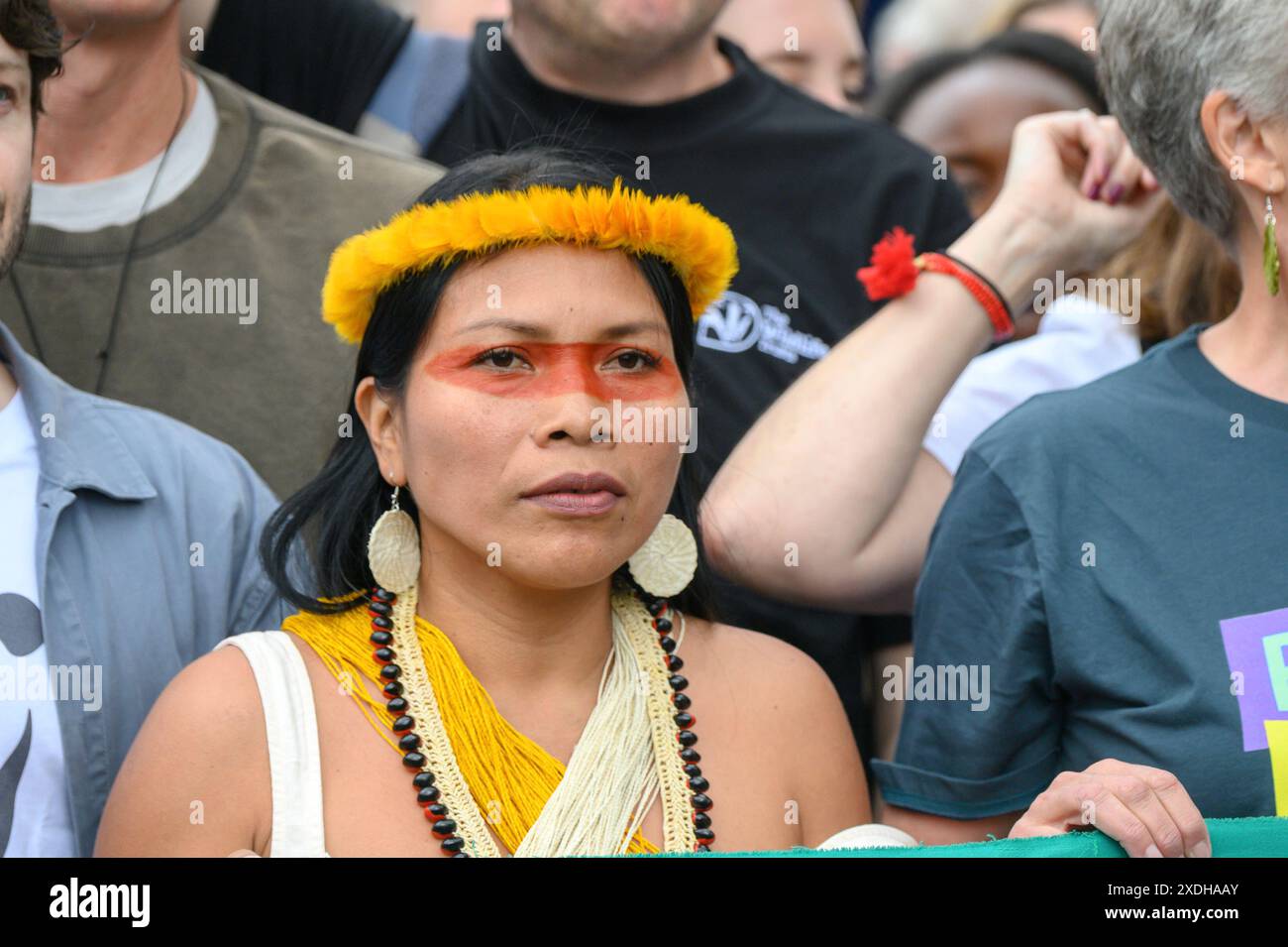 Nemonte Nenquimo - Aktivistin, Autorin und Mitglied der Waorani Nation aus der Amazonasregion Ecuador - im Restore Nature Now marsch durch... Stockfoto