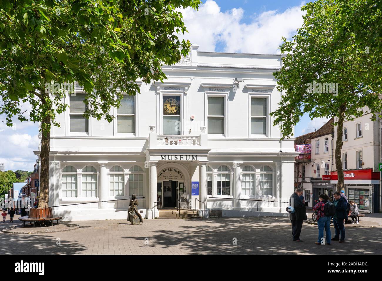 Das Willis Museum und die Salisbury Gallery am Basingstoke Market Place - ein lokales Geschichtsmuseum mit verschiedenen Exponaten. England Stockfoto